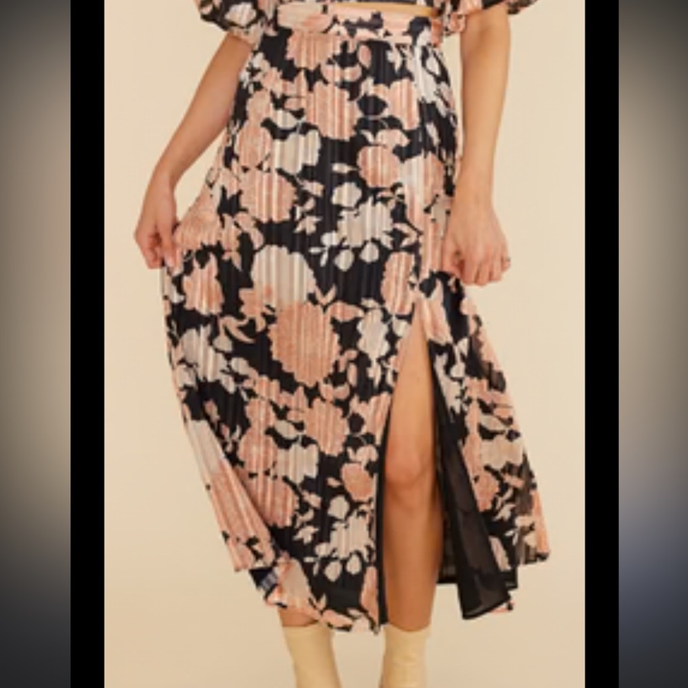 NWT MINKPINK Bonnie Black and Peach Floral Midi Skirt with front side slit